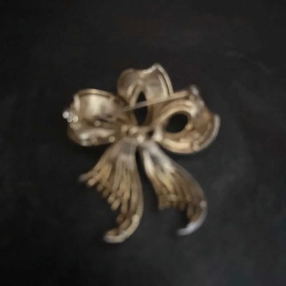 Vintage Lisner Textured Gold Tone Ribbon Bow Brooch
